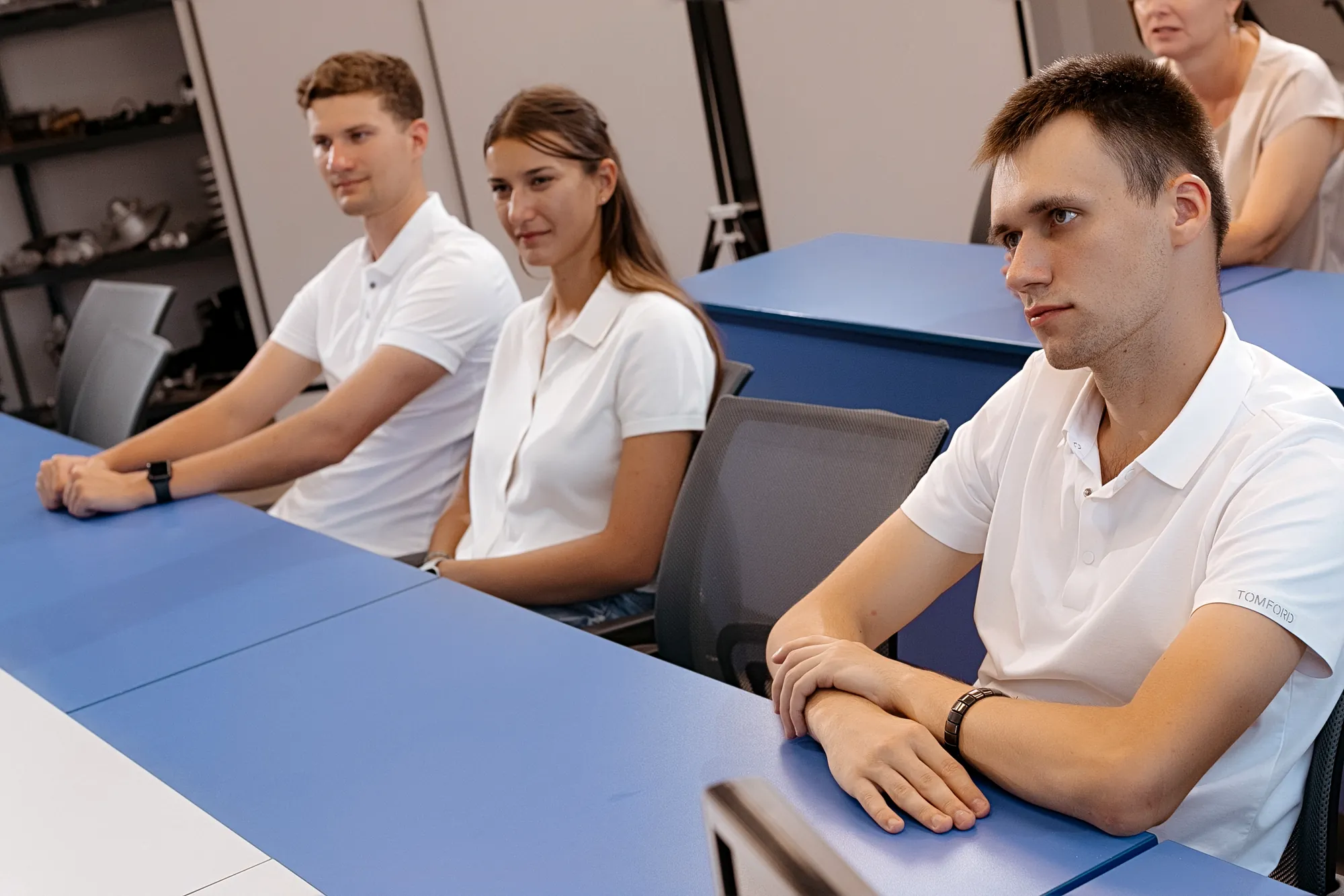 Ученики на занятии по теории
